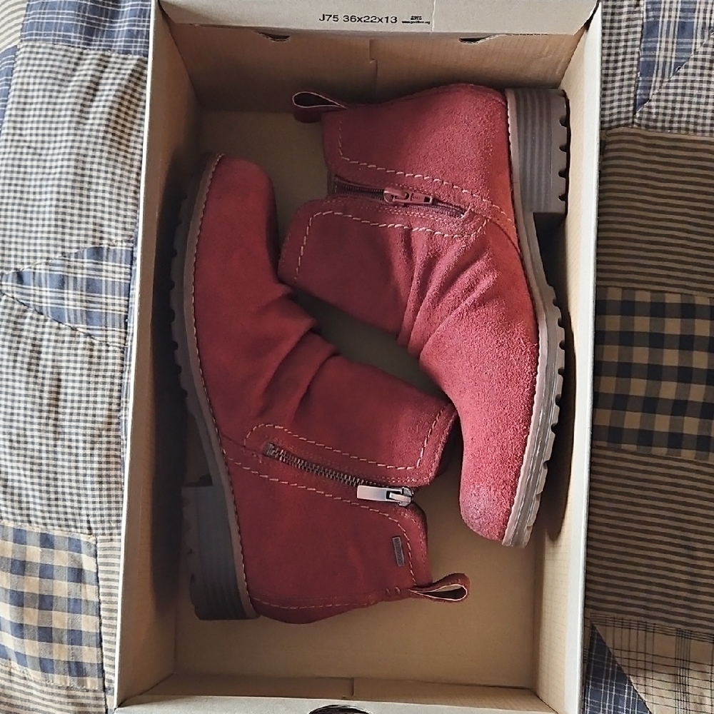 Ckarks Chestnut Suede Ankle Boots Never Worn